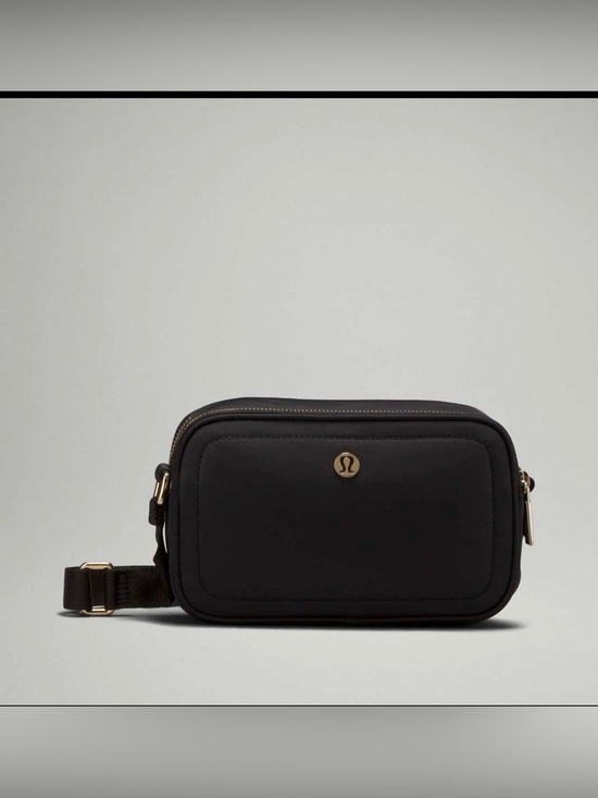 black lululemon camera bag Lululemon Crossbody Camera Bag 2L Black / Gold